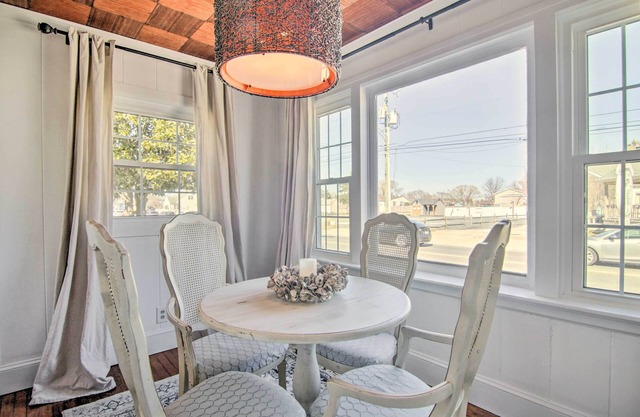 Chincoteague Island Cottage ~ 2 Mi to Beaches