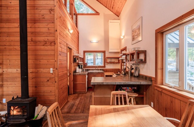 Chinquapin Mountain Cabin w/ Jacuzzi and Wood Stove at Green Springs Inn