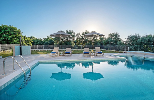 Chloé, nouvelle villa moderne de luxe, grande piscine privée, cadre pittoresque