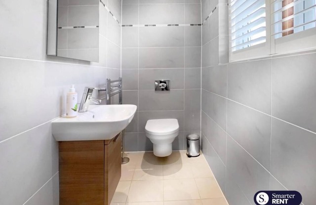 Chobham - 3 Bedroom Townhouse W/ Garden & Parking