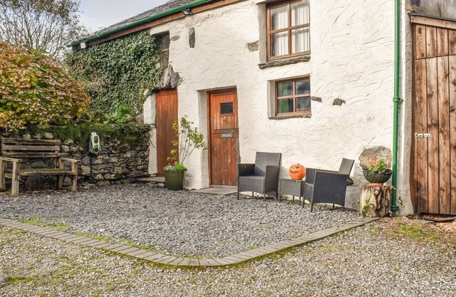 Chocolate box cottage within the grounds of a traditional farmhouse.