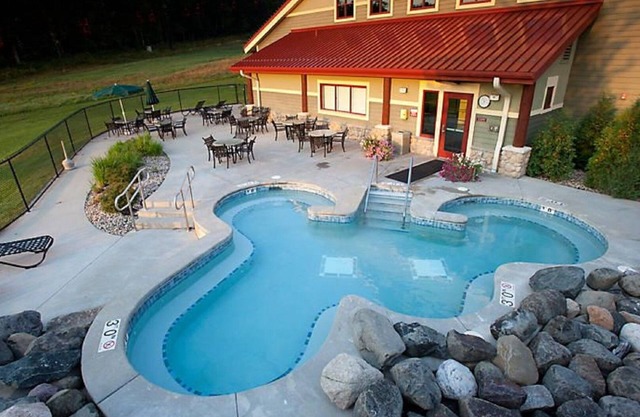 Christmas Mountain Village Resort, Golf/Ski, Wisconsin Dells, 2BR/2BA Timber