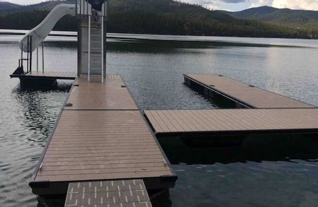 Christy's Cottage, Waterfront w/slide & Ice Shanty