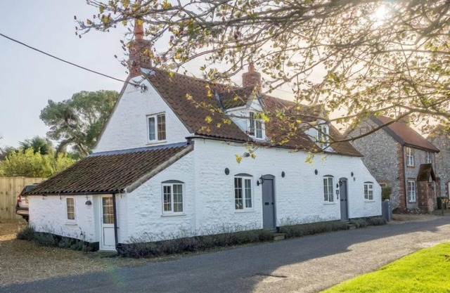Un gîte spacieux et traditionnel avec une vue fantastique sur les champs et les marais salants. À seulement une minute à pied du sentier côtier, le cottage dégage une atmosphère chaleureuse et conviviale, avec une cuisine / salle à manger ouverte et un...