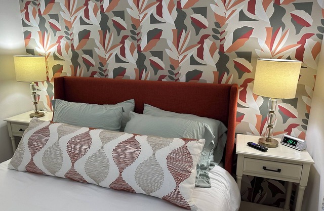 Church Hill Fenced Pet Friendly One Level King Suite + 2 Queen Bedrooms