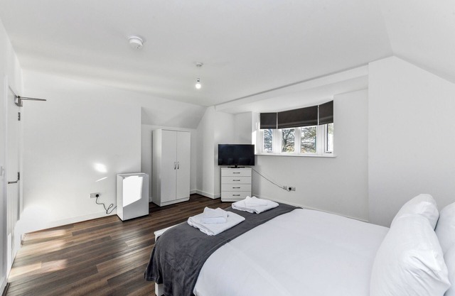 Church Street Flat 13: Minimalist Studio in Basford