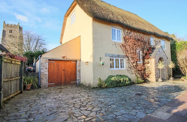 CHURCH THATCH, pet friendly, with open fire in Abbotskerswell