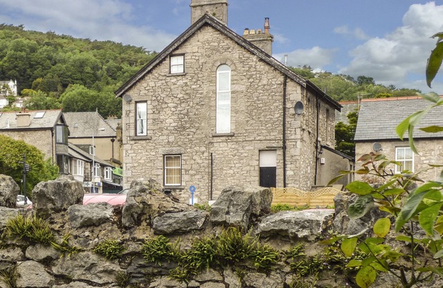 CHURCH VIEW, pet friendly, with open fire in Grange-Over-Sands