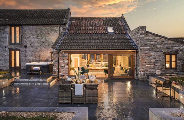 Cider Barn sleeping 12 with hot tub and Spa facilities.
