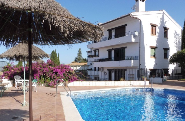 Suitable for 6, pool, tennis, garden and garage