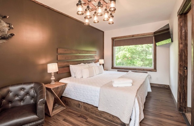 King Bed | Free Parking | Club Seating | Walk In Shower | Coffee Bar