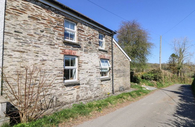 CILRHIW ISAF, family friendly, character holiday cottage in Llanllwni