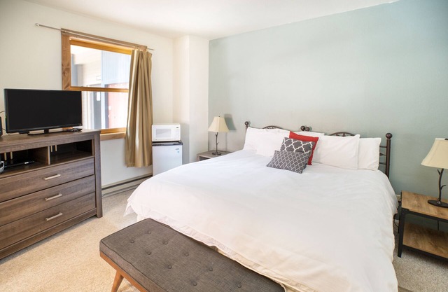 Cimarron Lodge 50 by AvantStay | Ski-In/Ski-Out Property w/ Two Hot Tubs!