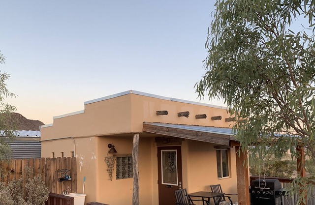 Cinco Circle: quaint Casita near Big Bend National Park and the Ghost town