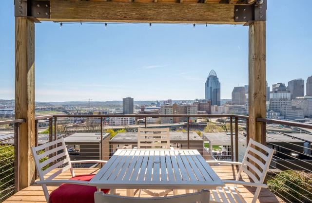 Cincy Cozy Corner | Balcony Skyline Views!
