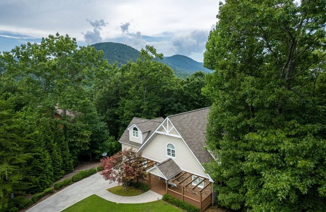 Cinna-Bahn Haus - Family Home w/Hot Tub & Game Room Near Downtown