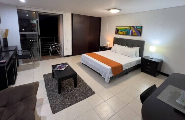 Cinnamon 703 · Queen Bed, Fast-Wifi, Netflix, Balcony w/ view