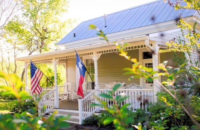 The Most 5 Star Reviews in Town ~ Circa 1900 ~ Private ~ Romantic ~ Pond