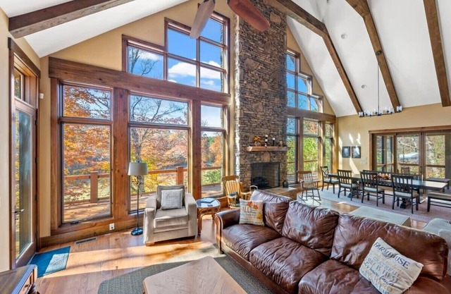 Enjoy Beautiful Fall Foliage in this Lake House!!
