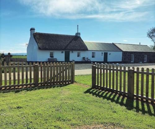 Cissy's Cottage - traditional thatched cottage, near to beach