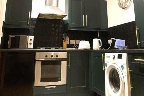 City Apartment - Sleeps 4 & Free Parking