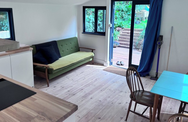 City Cabin w/ Cathedral Views, Private Deck/garden & Green Lane Walks to Pubs
