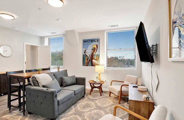 New! Renovated 1 BR downtown apt