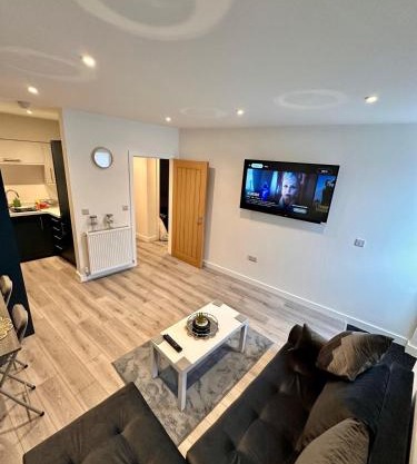 City Centre 2BR Flat with parking, Sleeps 6