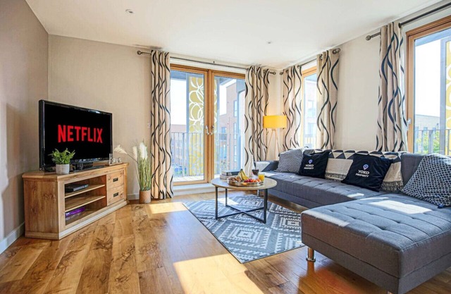 🌟Luxury Central Apartment with Balcony & Parking🌟