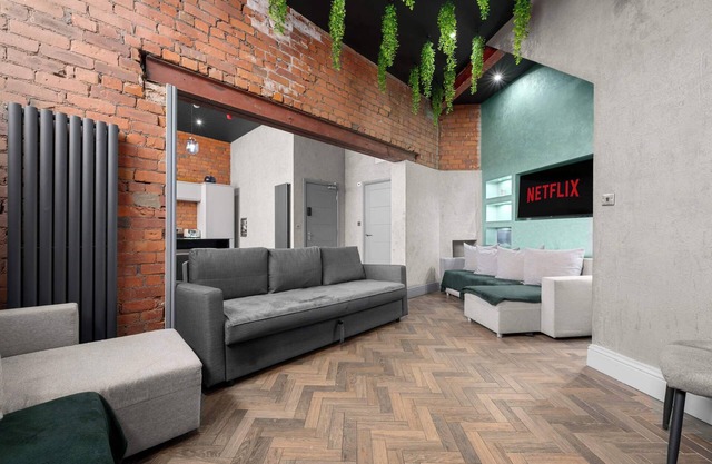 City Centre Apt with Hot Tub by City SuperHost