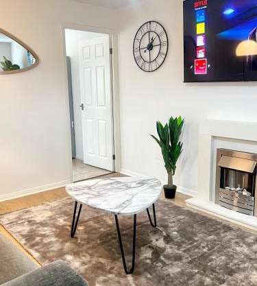City Centre House - Pet Friendly - Free Parking - 2 Bedroom - Large Garden