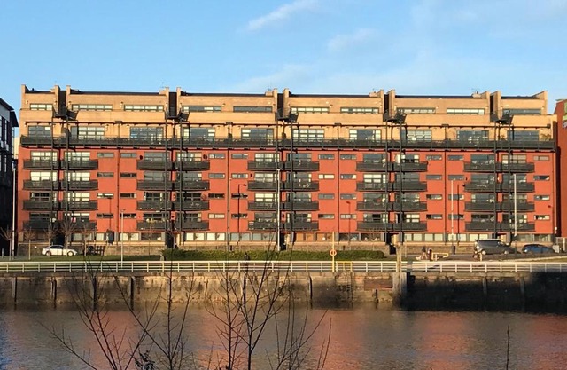 City Centre Riverside Apartment with private parking