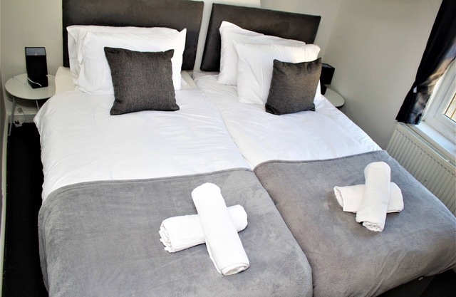 CITY CENTRE SPACIOUS 5 BEDROOMS HOUSE AYLESBURY