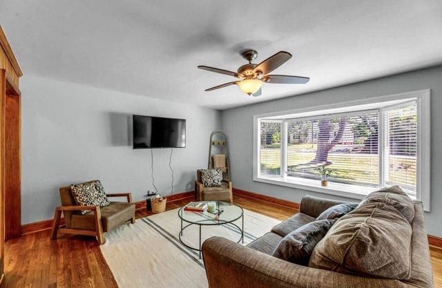 City Cottage Minutes From Shop,Rest,Hosp. !NEW!