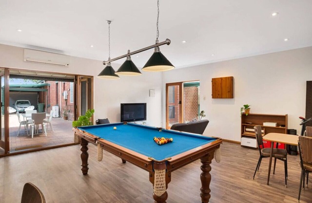 City Edge Home: Parking, Patio, Wifi, Pool Table