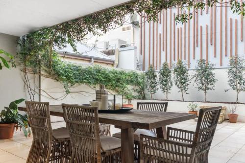 City Escape - Newcastle CBD - Spacious Apartment with a Beautiful Courtyard