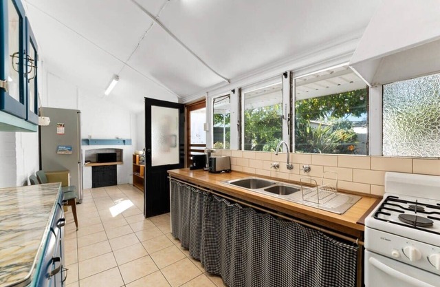 City Fringe Vintage Charm: 2BR Retreat - Bowden