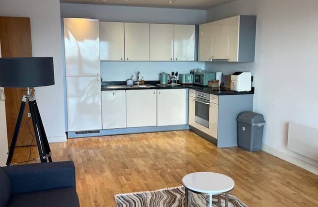 City Gem: 2BR by Docks & Shops