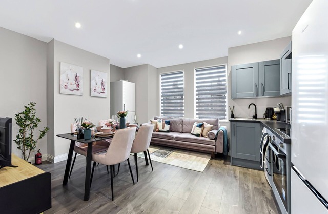 City Getaway- Newly Renovated Flat for Groups