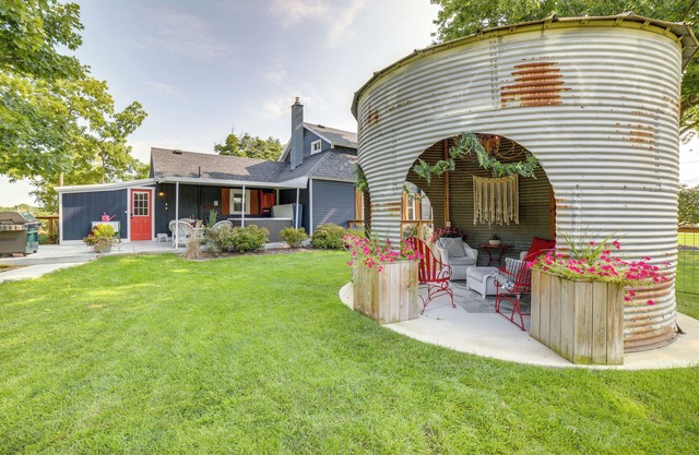 'City Girl Farmhouse' in Hudsonville w/ Hot Tub