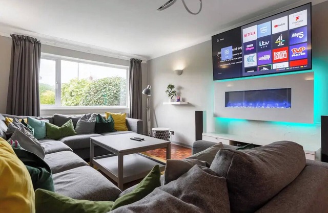 City home with parking and garden- pet friendly
