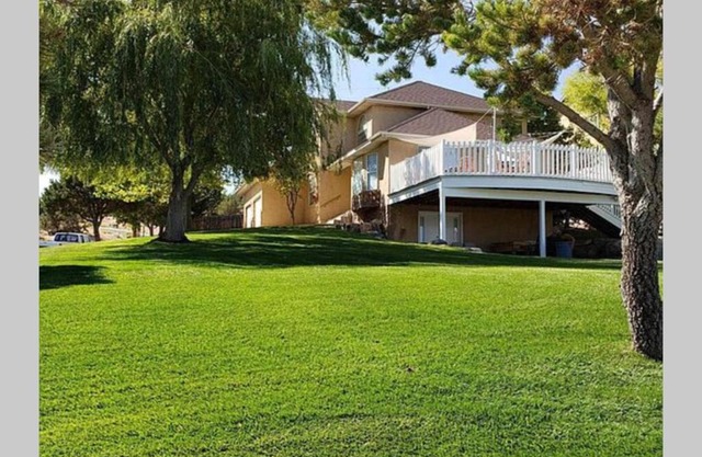 City/mountain views, spacious, near-everything home