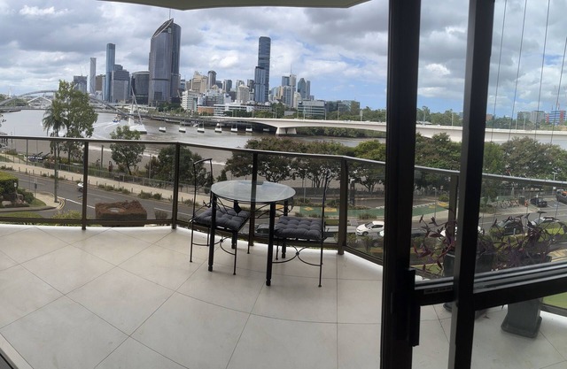 City pad suit professional working couple, medical/nursing as opp mater Hosp