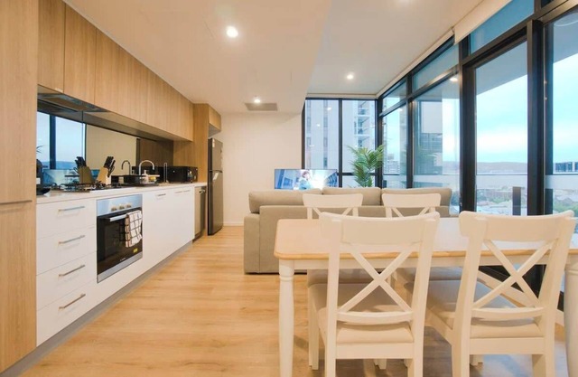 City Serenity: 2BR Apt with Pool, Gym, Steam&Sauna