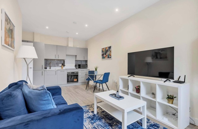 Modern, London Village 2-bed Flat in Cheam just 40 mins to London Central Centra