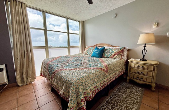 City View Apt w King Bed Free Parking WIFI A/C