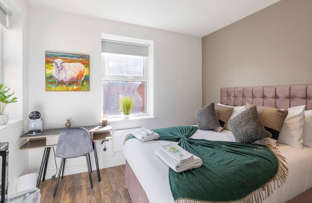 City Studio: TV & Amenities