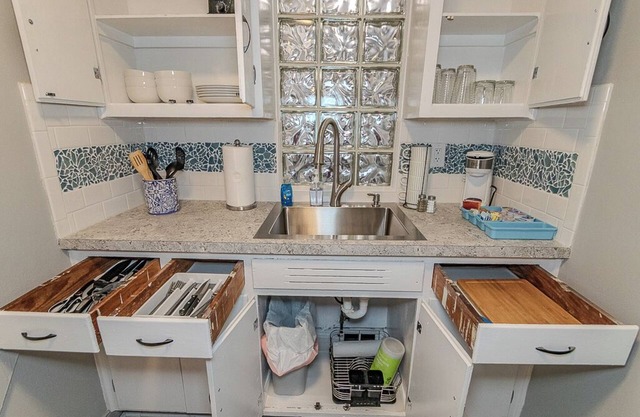 Charming 2-bedroom apartment in serene Fairport Harbor