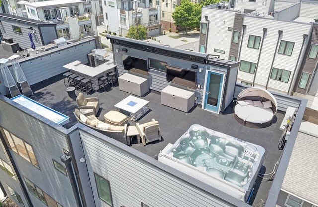 City Views, Rooftop with Hot Tub, Walk to Stadiums