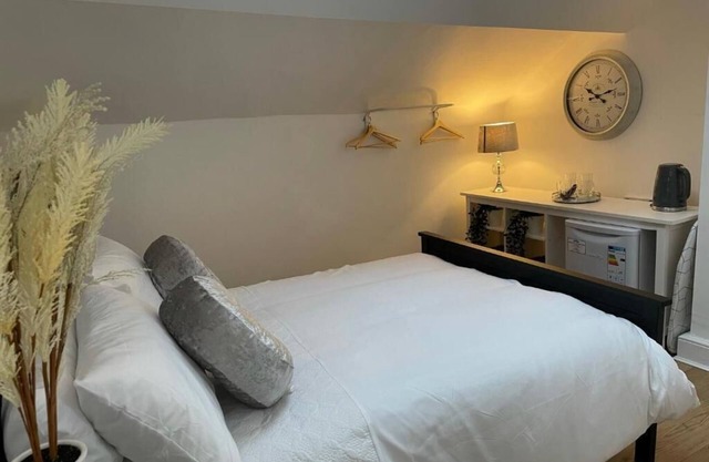 CityStays Rooms with Free Parking - Deluxe Double Room 4
